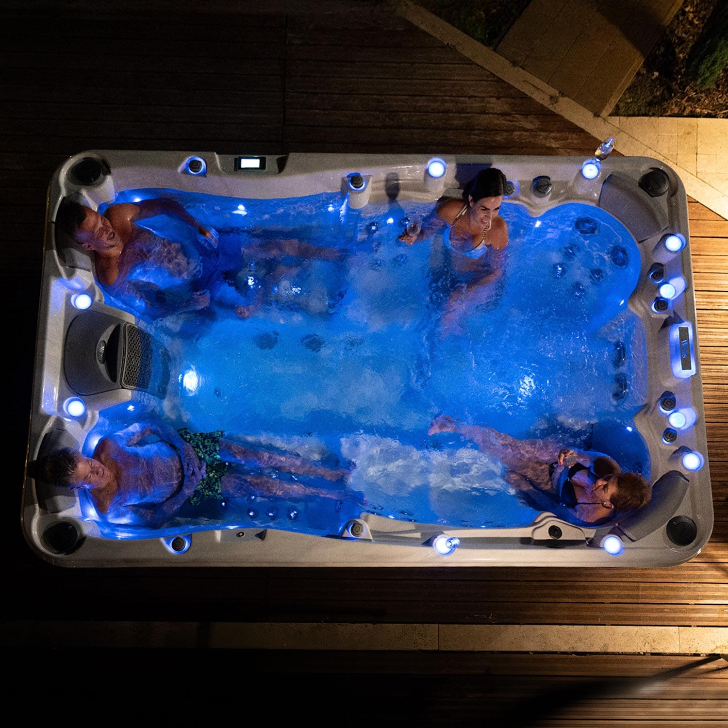 Wellis PeakLife Olympus hot tub - lifestyle