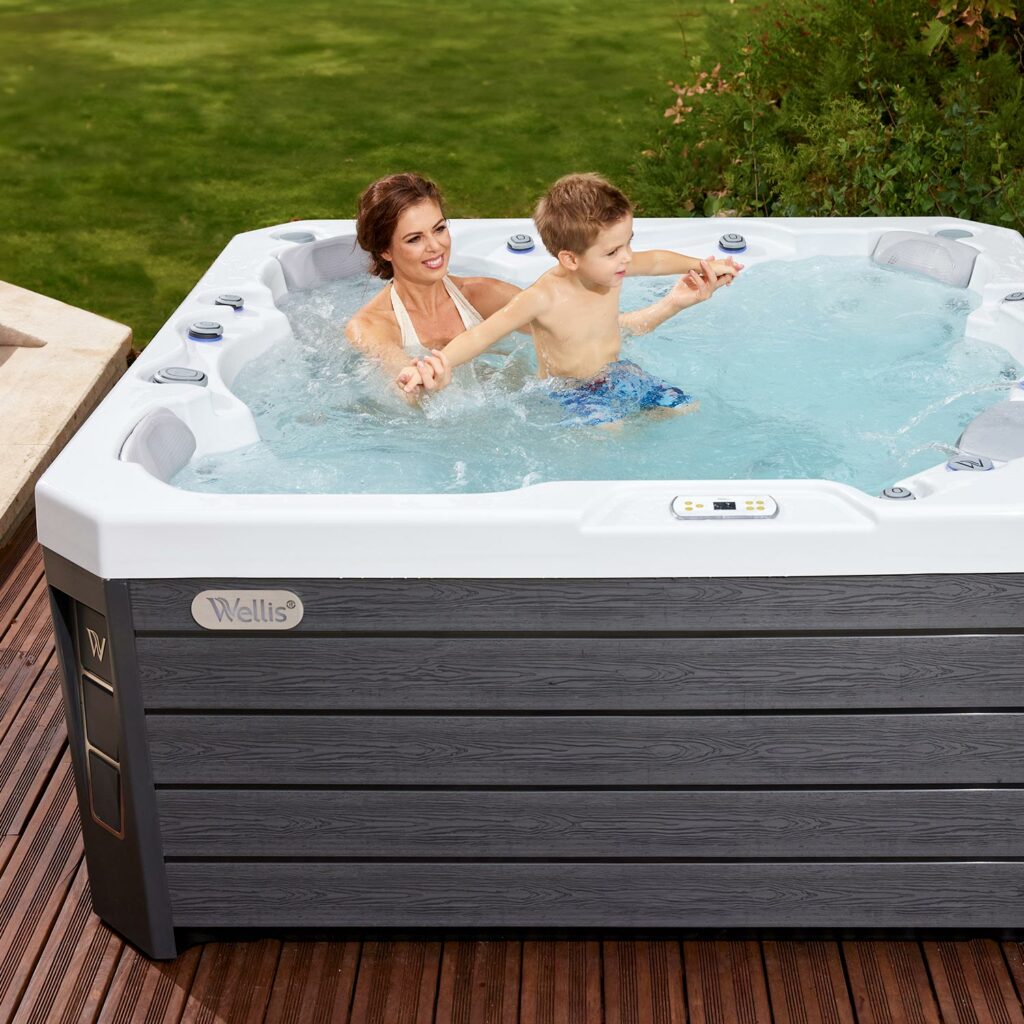 WELLIS Prague Life hot tub